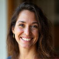 Portrait souriant de Chloé Dubois, une artisane tisserande